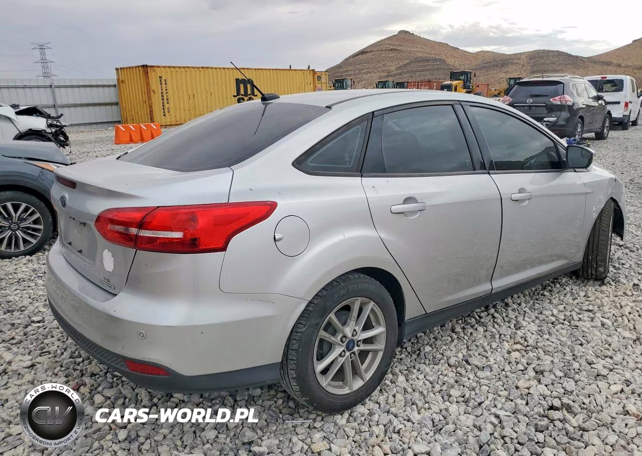 2015 Ford Focus Se VIN:1FADP3F27FL220420 - 3