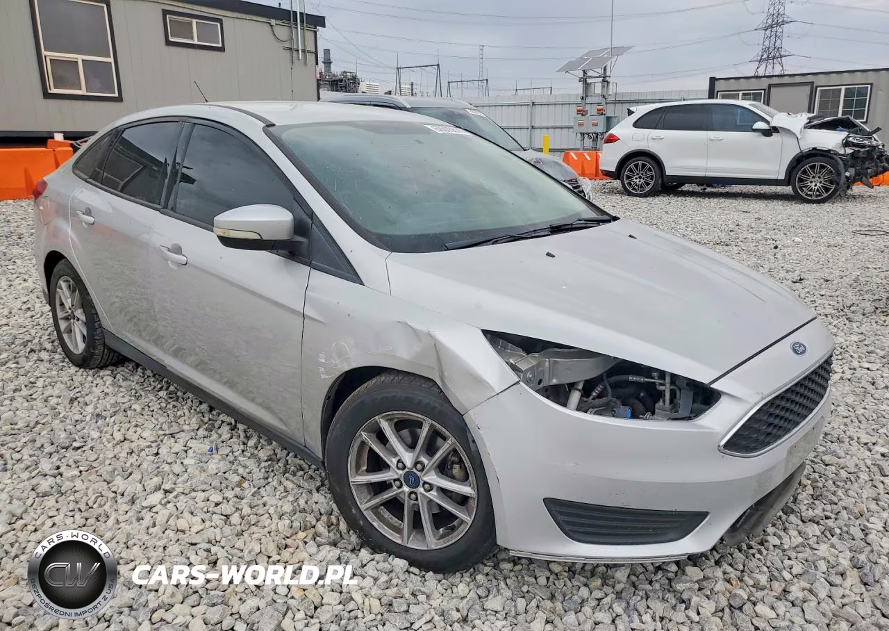 2015 Ford Focus Se VIN:1FADP3F27FL220420 - 4