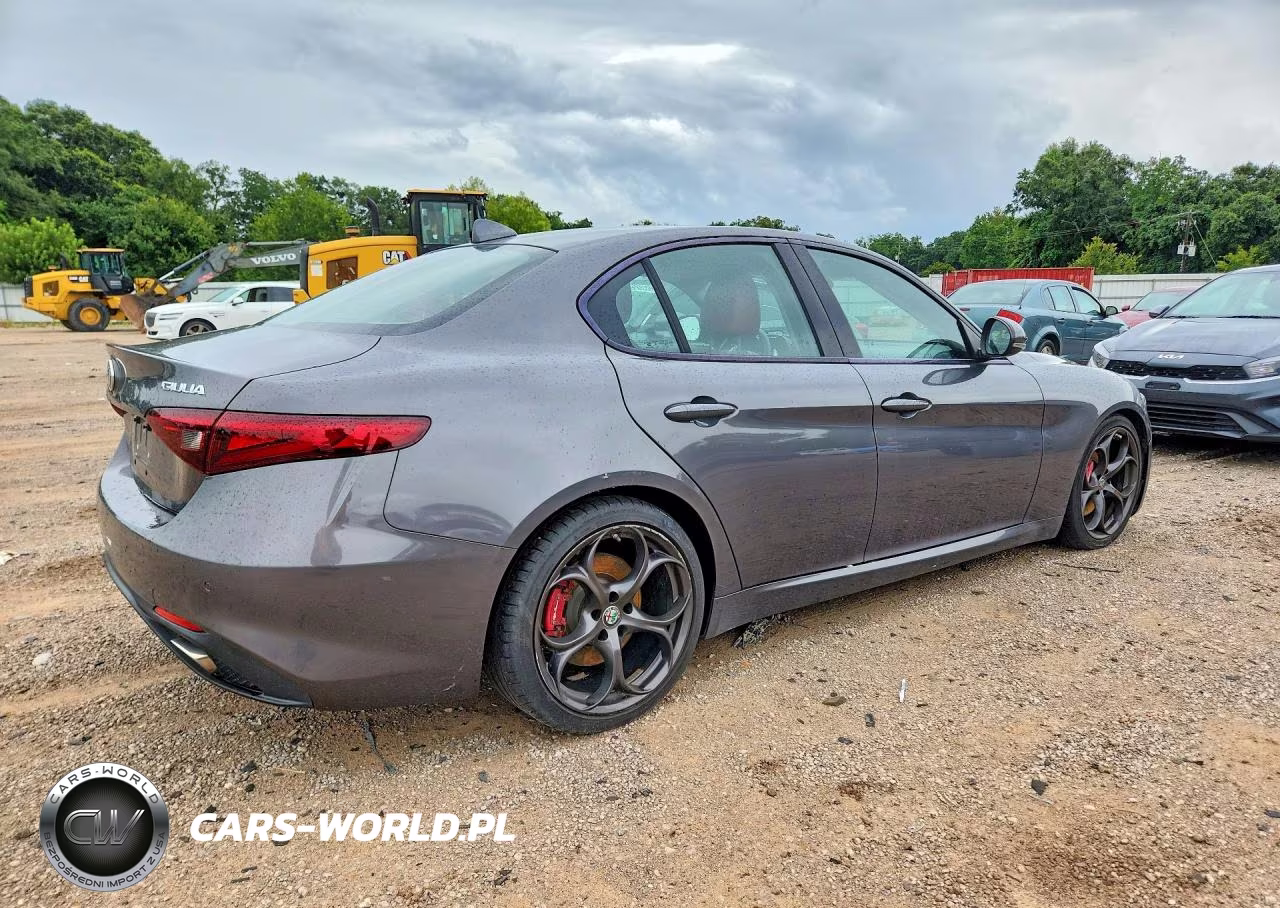 2018 Alfa Romeo Giulia Ti VIN:ZARFAECN8J7589597 - 3