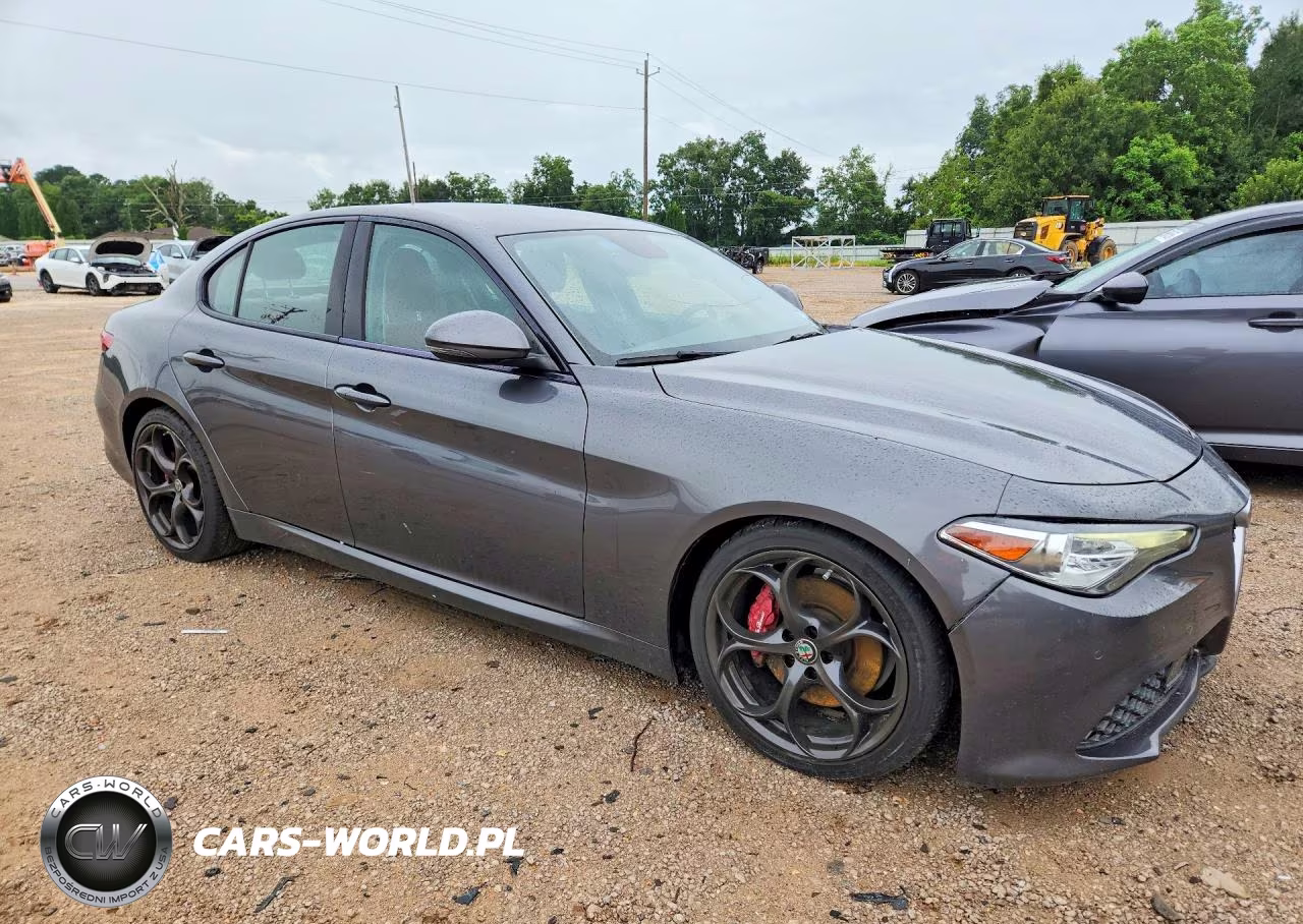 2018 Alfa Romeo Giulia Ti VIN:ZARFAECN8J7589597 - 4