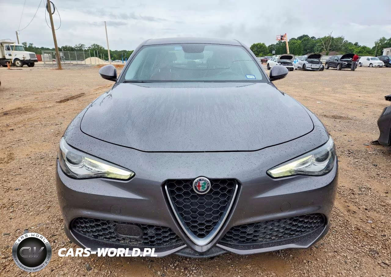 2018 Alfa Romeo Giulia Ti VIN:ZARFAECN8J7589597 - 5