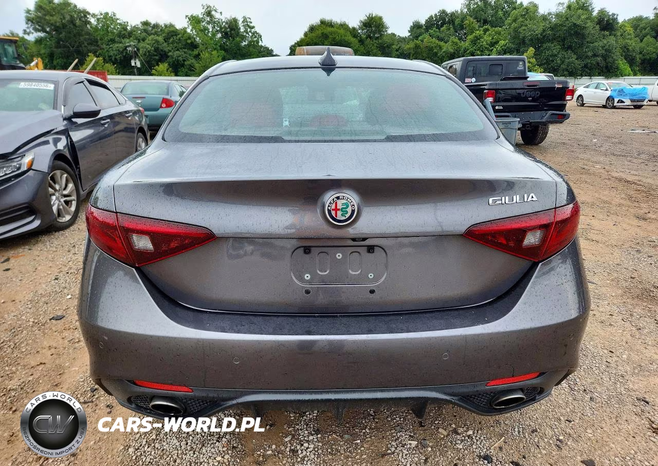 2018 Alfa Romeo Giulia Ti VIN:ZARFAECN8J7589597 - 6