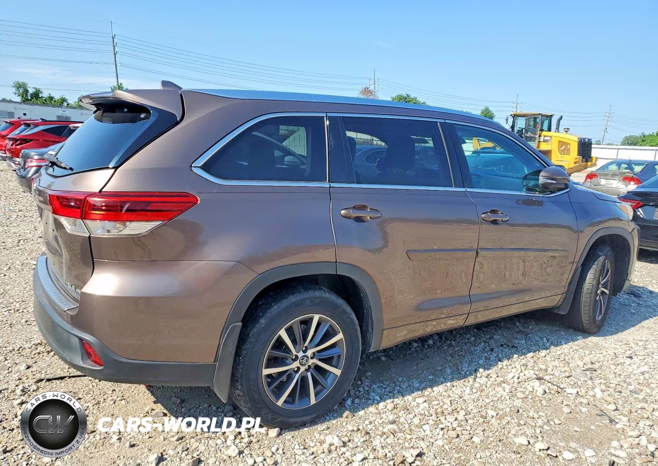 2018 Toyota Highlander Xle VIN:5TDJZRFH5JS845050 - 3