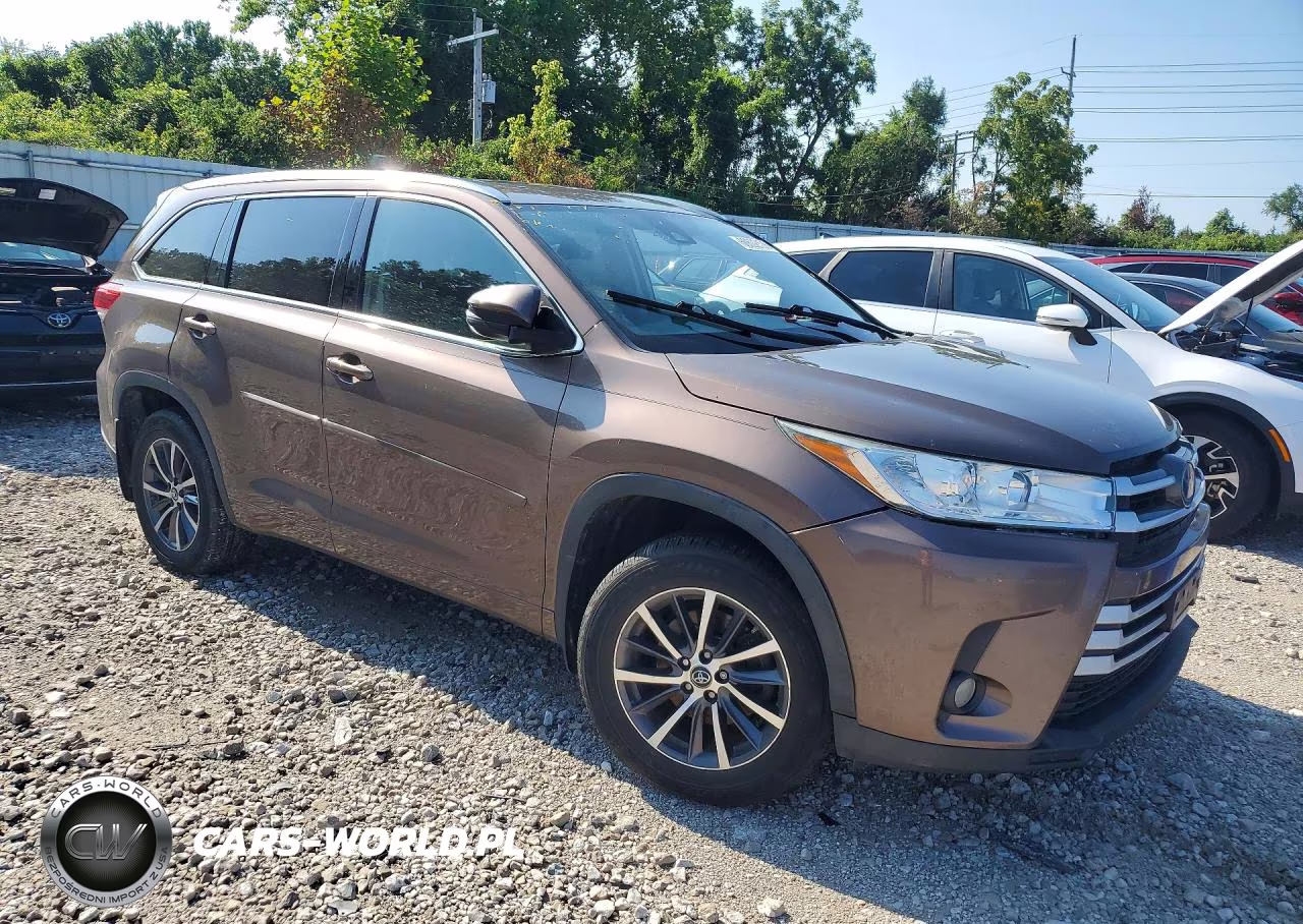 2018 Toyota Highlander Xle VIN:5TDJZRFH5JS845050 - 4