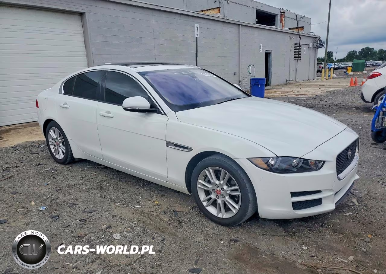 2018 Jaguar Xe Premium VIN:SAJAJ4FX4JCP25812 - 4