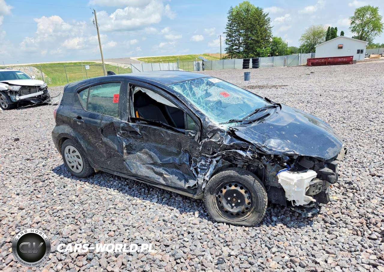 2016 Toyota Prius C Two VIN:JTDKDTB38G1120607 - 4
