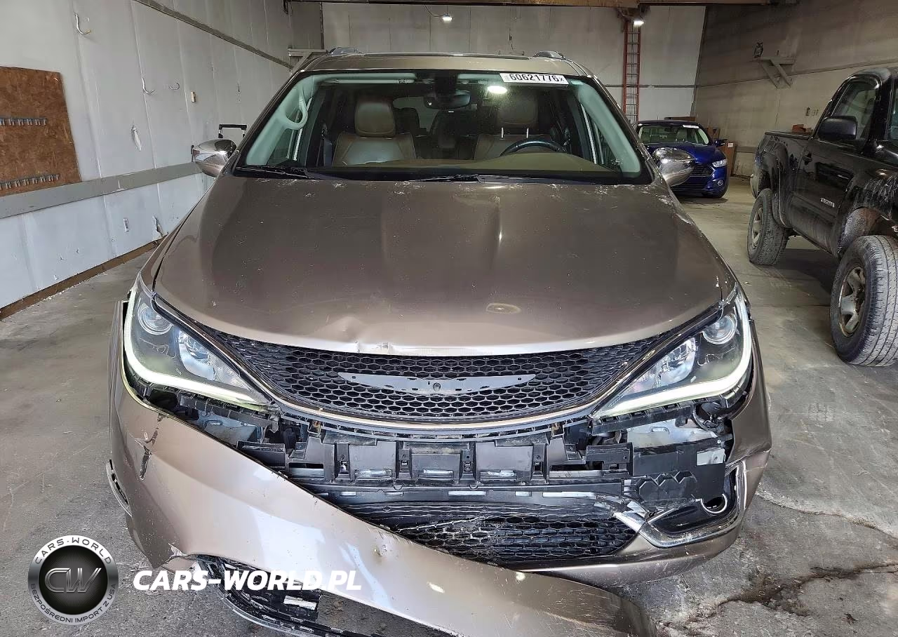 2017 Chrysler Pacifica Limited VIN:2C4RC1GG4HR638079 - 5