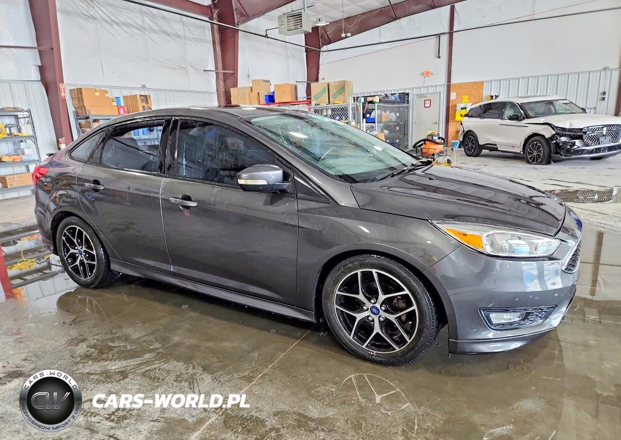 2015 Ford Focus Se VIN:1FADP3F28FL373047 - 4