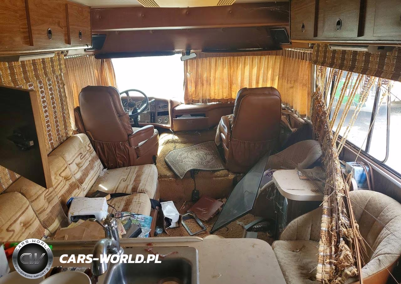 1982 Chevrolet P30 VIN:1GBKP37W7C3322495 - 5