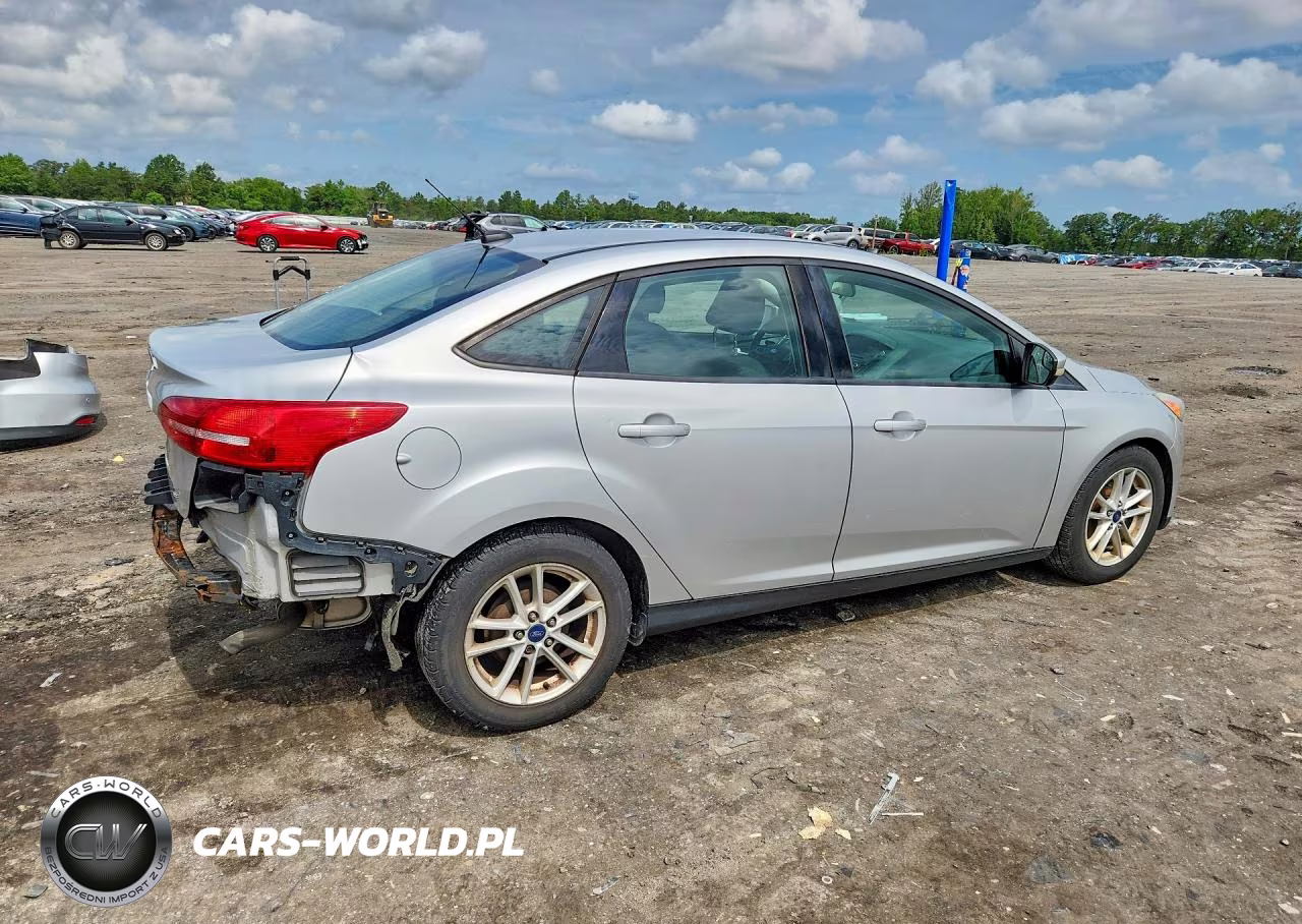 2016 Ford Focus Se VIN:1FADP3F21GL240423 - 3