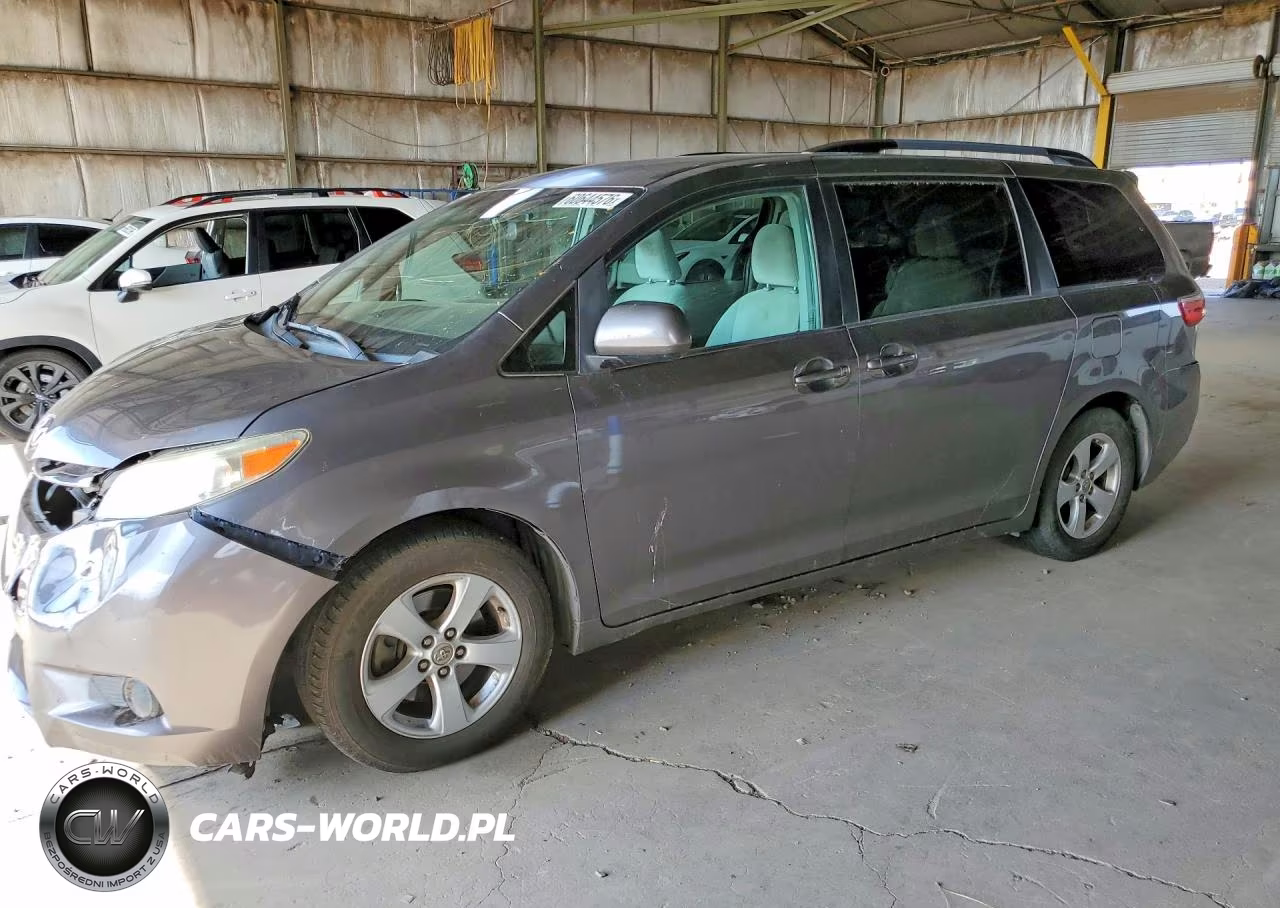 2016 Toyota Sienna Le – zdjęcie 1 z 13