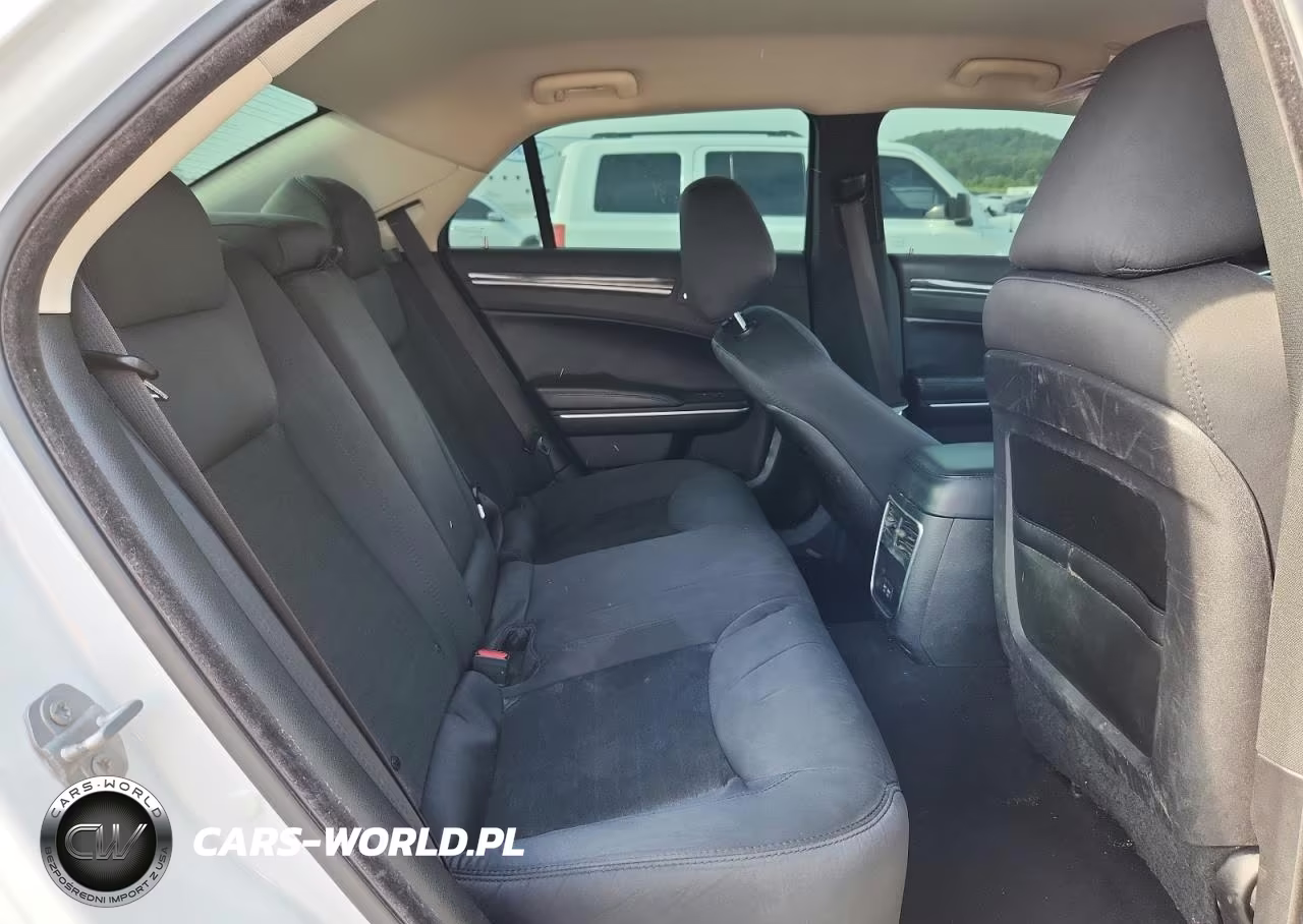 2019 Chrysler 300 Touring VIN:2C3CCAAG6KH662254 - 10