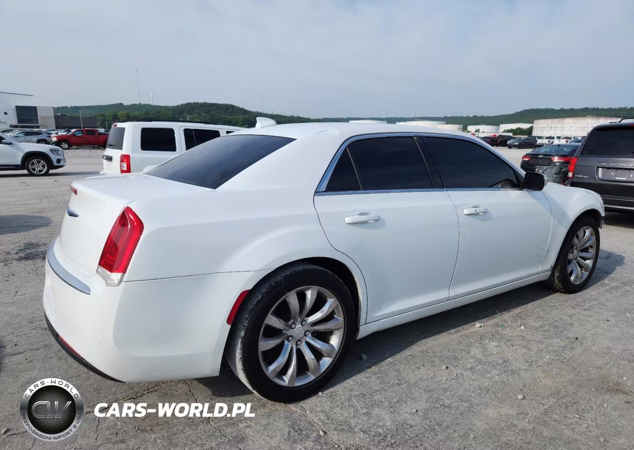 2019 Chrysler 300 Touring VIN:2C3CCAAG6KH662254 - 3
