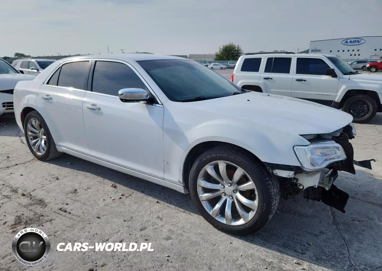 2019 Chrysler 300 Touring VIN:2C3CCAAG6KH662254 - 4