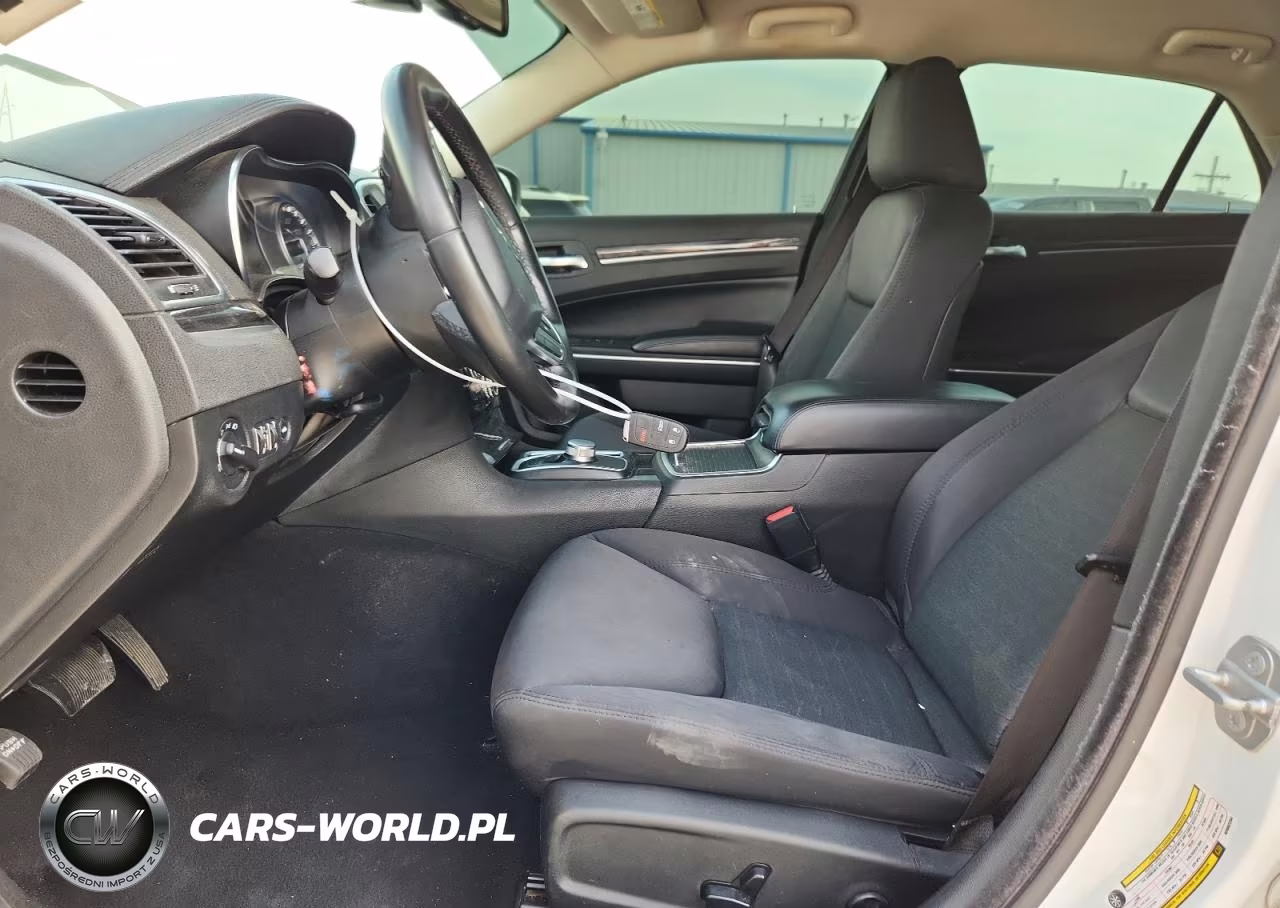 2019 Chrysler 300 Touring VIN:2C3CCAAG6KH662254 - 7