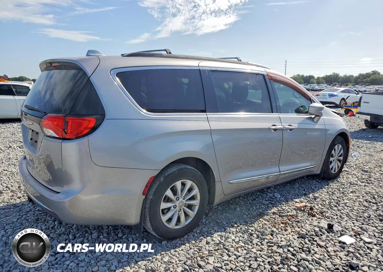2017 Chrysler Pacifica Touring L VIN:2C4RC1BG6HR553087 - 3