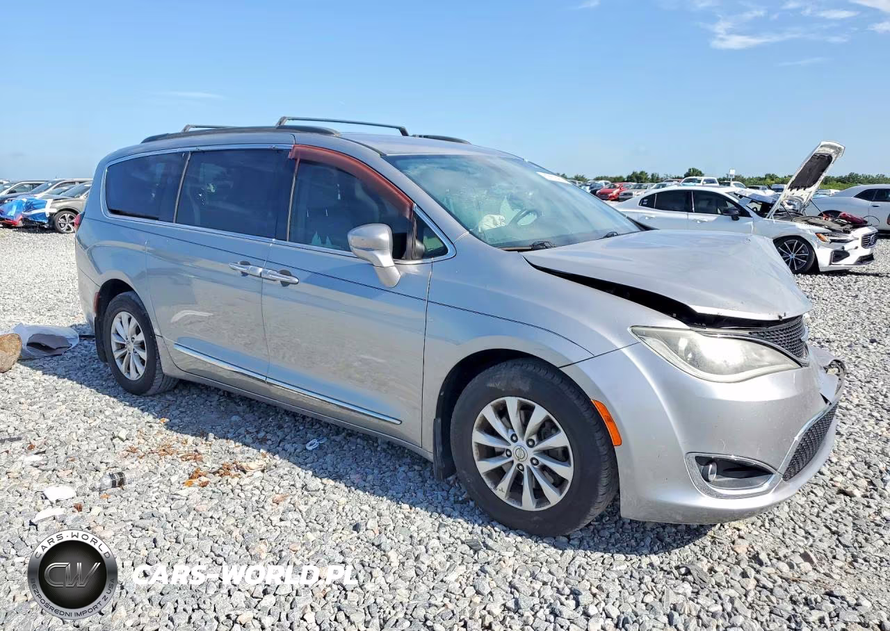 2017 Chrysler Pacifica Touring L VIN:2C4RC1BG6HR553087 - 4