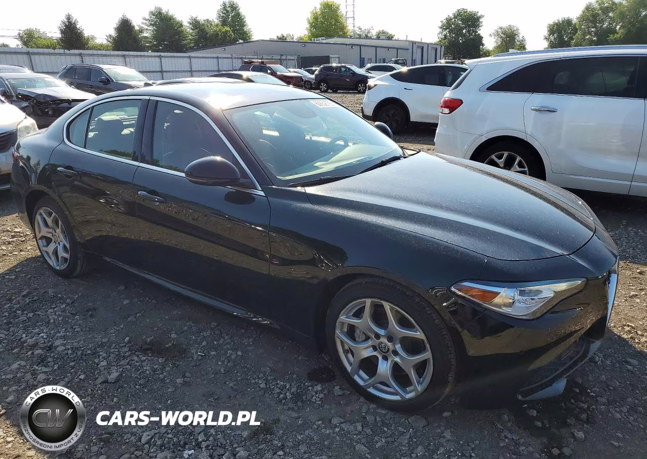 2018 Alfa Romeo Giulia Ti Q4 VIN:ZARFAEEN3J7593960 - 4