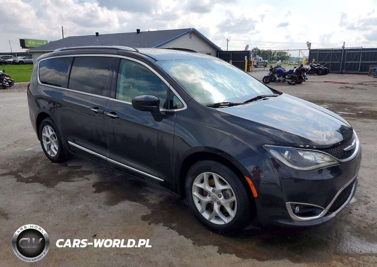 2017 Chrysler Pacifica Touring L Plus VIN:2C4RC1EG2HR543054 - 4
