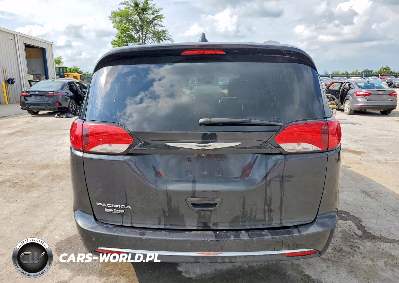 2017 Chrysler Pacifica Touring L Plus VIN:2C4RC1EG2HR543054 - 6