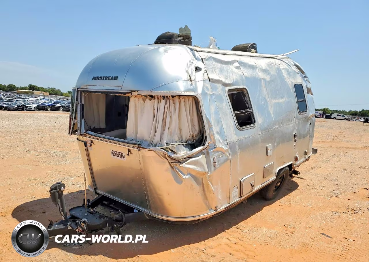 AIRSTREAM CAMPER – zdjęcie 1 z 9