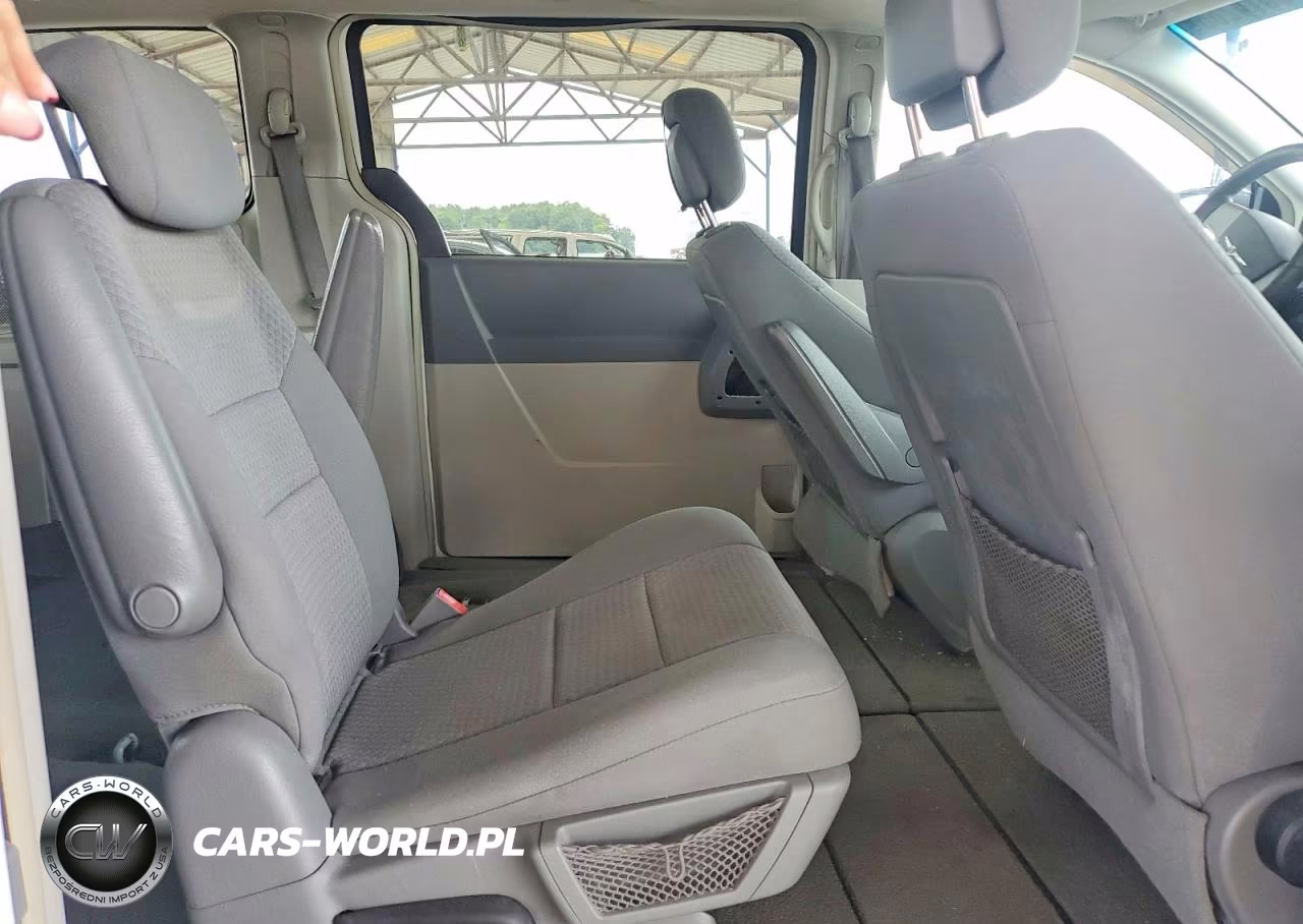 2010 Chrysler Town & Country Lx VIN:2A4RR2D14AR330088 - 10