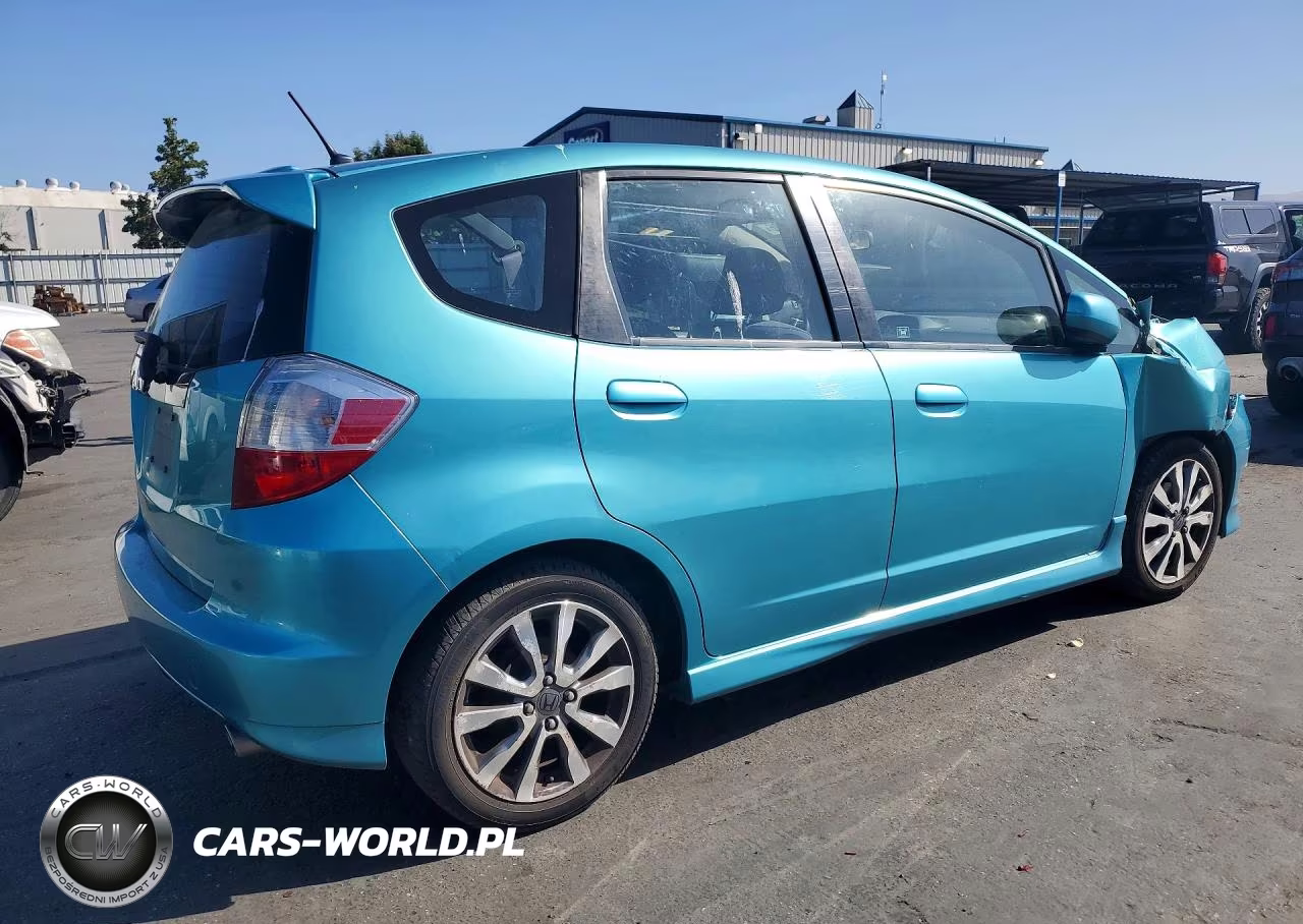 2013 Honda Fit Sport VIN:JHMGE8H55DC015353 - 3
