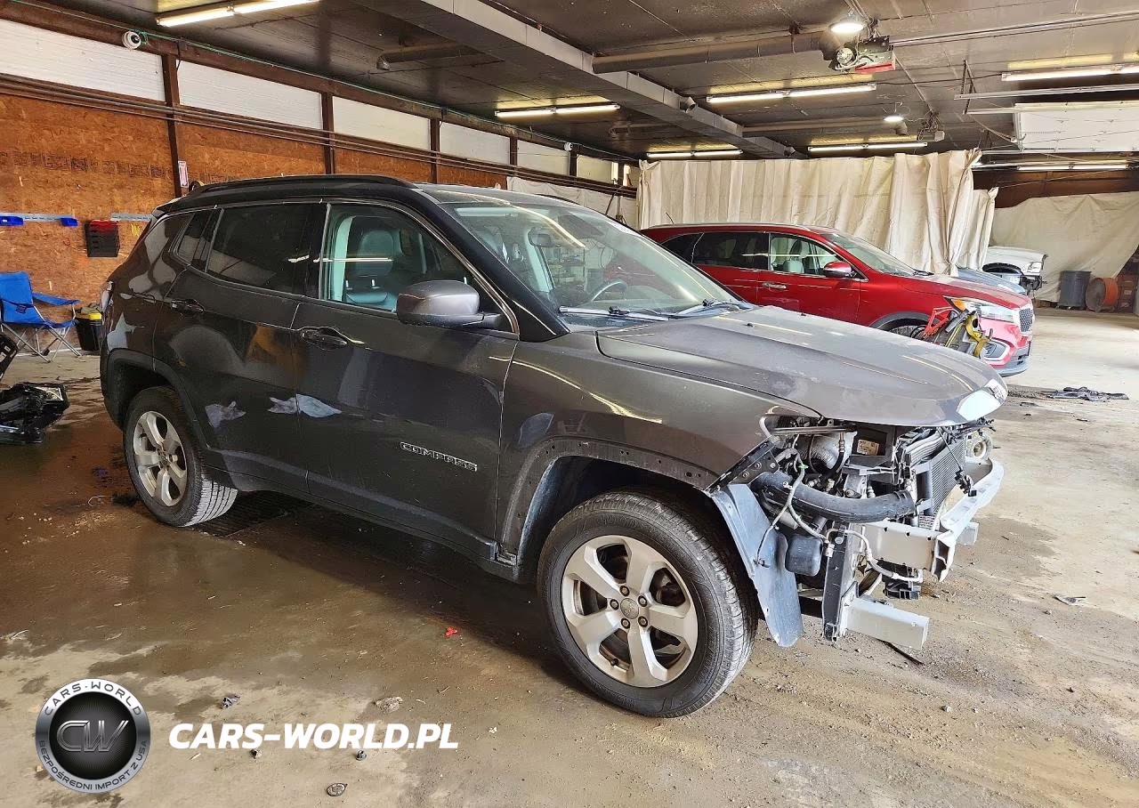 2018 Jeep Compass Latitude VIN:3C4NJDBB8JT162228 - 4
