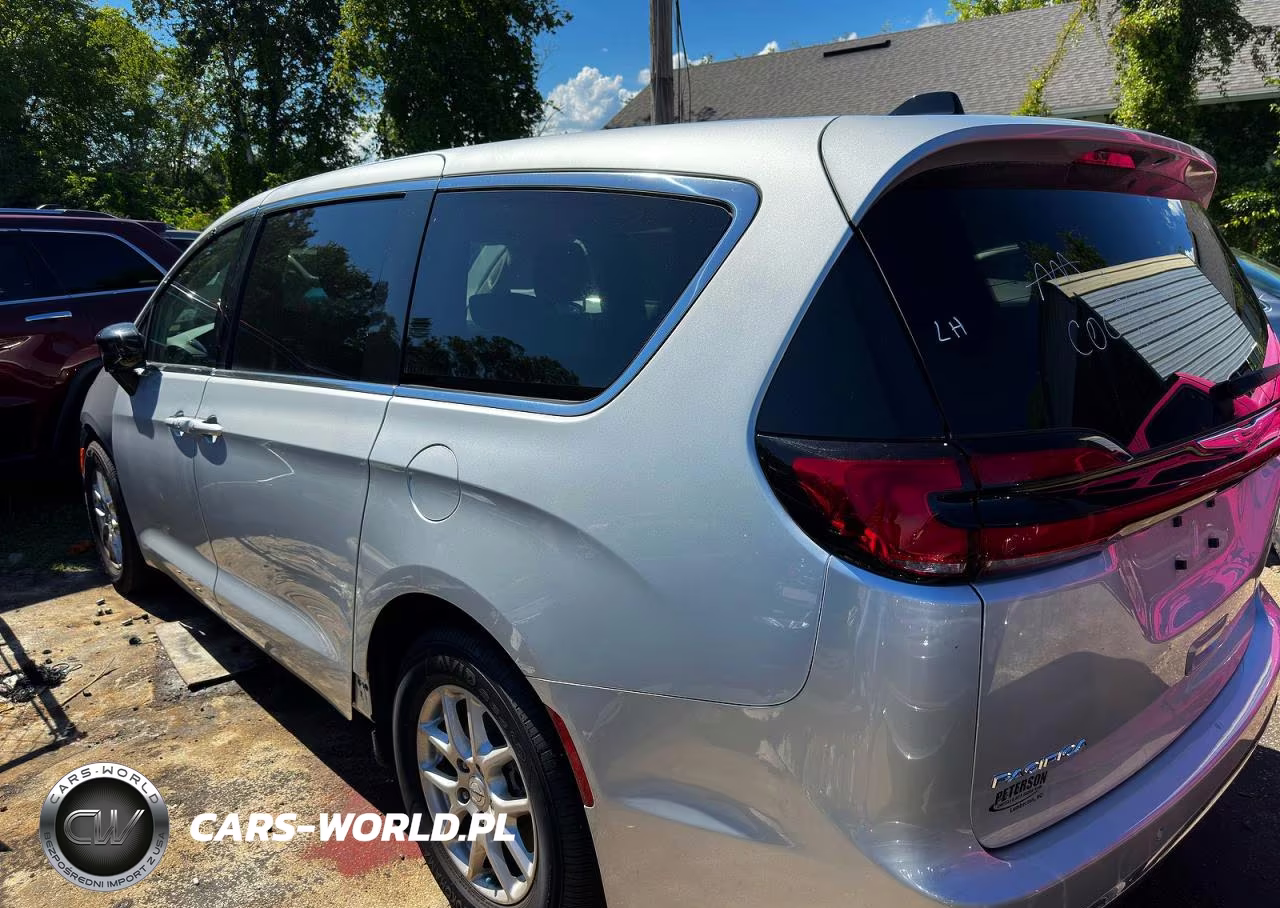 2024 Chrysler Pacifica Touring L VIN:2C4RC1BG9RR125838 - 3