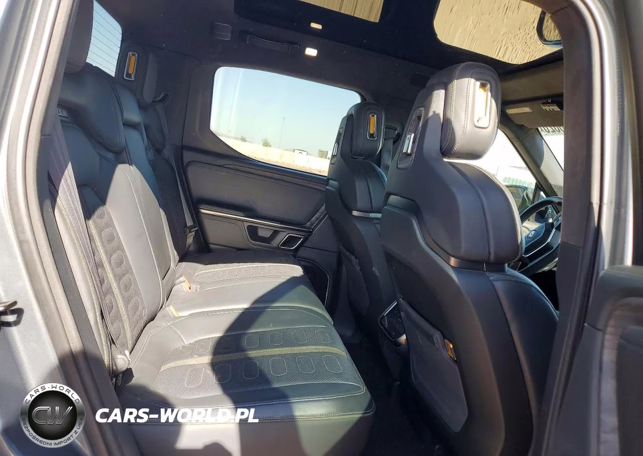 2022 Rivian R1T Launch Edition VIN:7FCTGAAL1NN006224 - 10