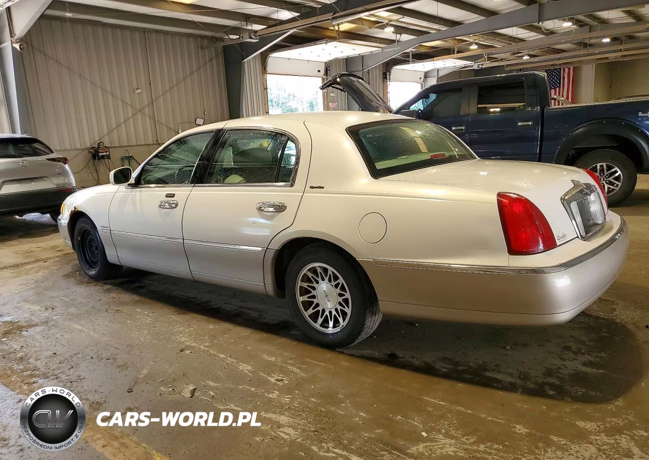 2001 Lincoln Town Car Signature VIN:1LNHM82W51Y669340 - 2