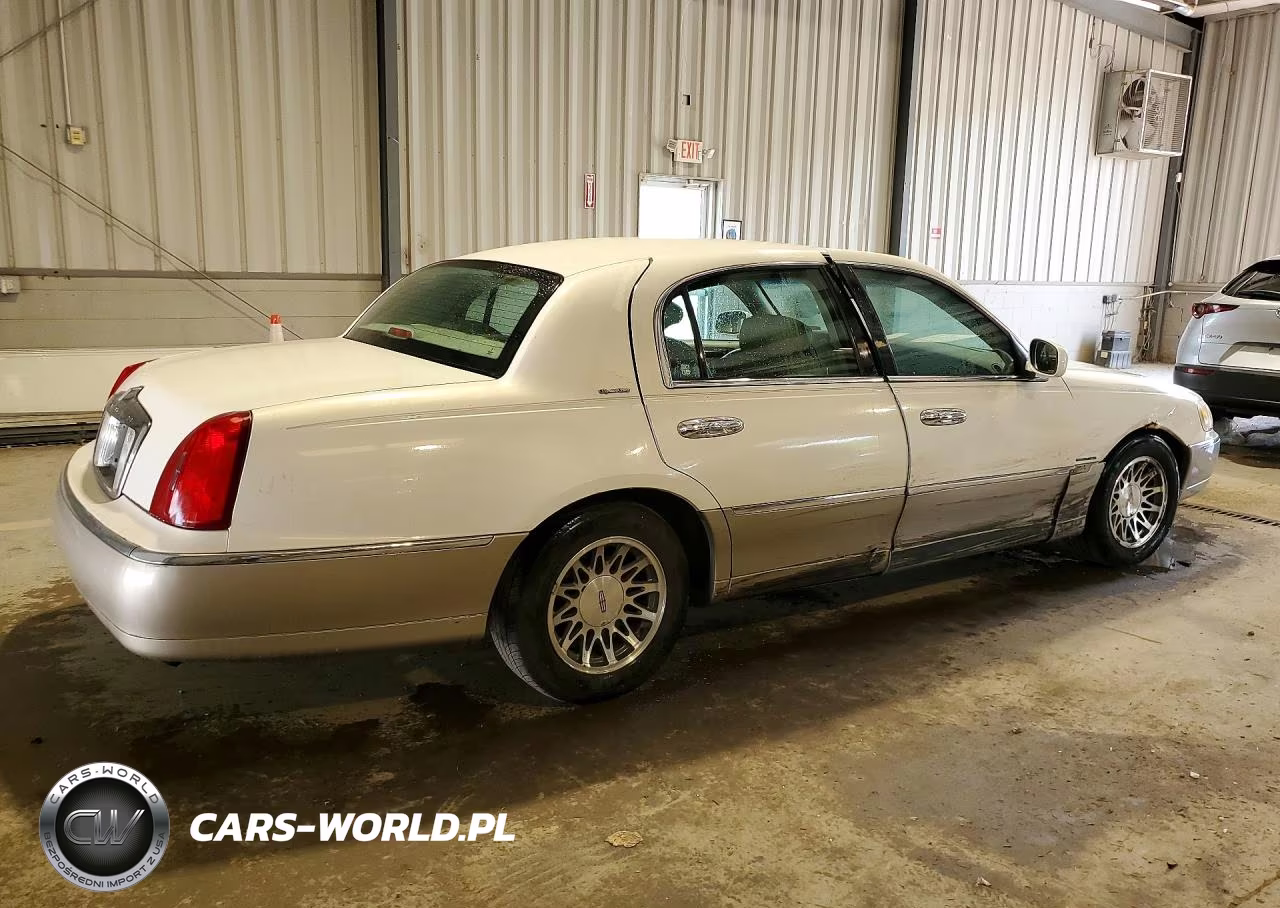 2001 Lincoln Town Car Signature VIN:1LNHM82W51Y669340 - 3