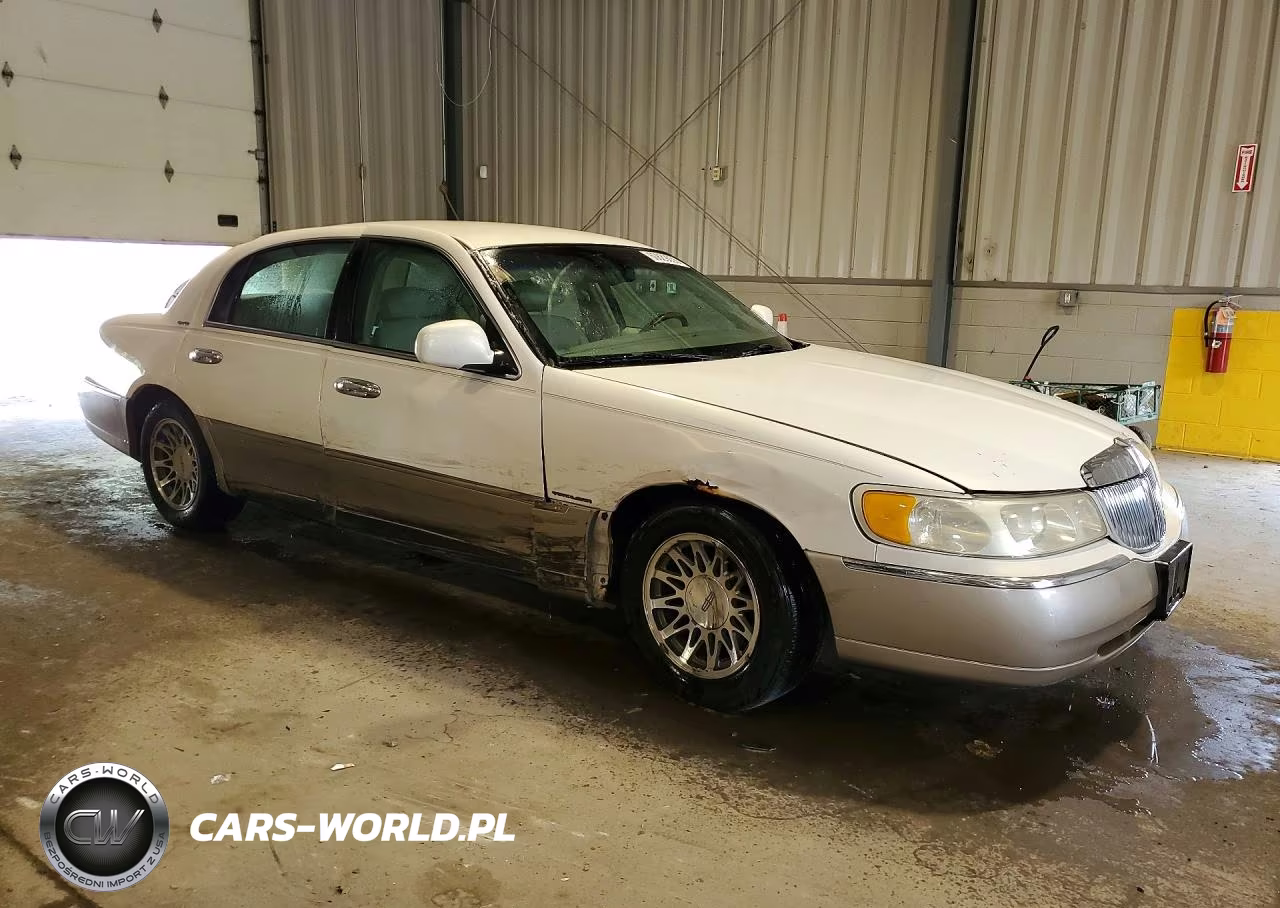 2001 Lincoln Town Car Signature VIN:1LNHM82W51Y669340 - 4
