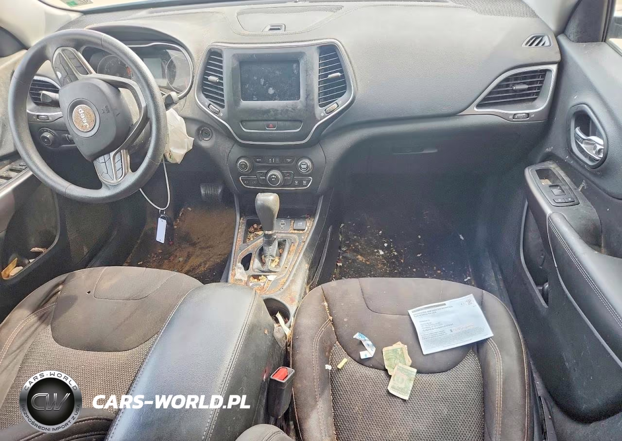 2019 Jeep Cherokee Latitude VIN:1C4PJLCB1KD286270 - 8