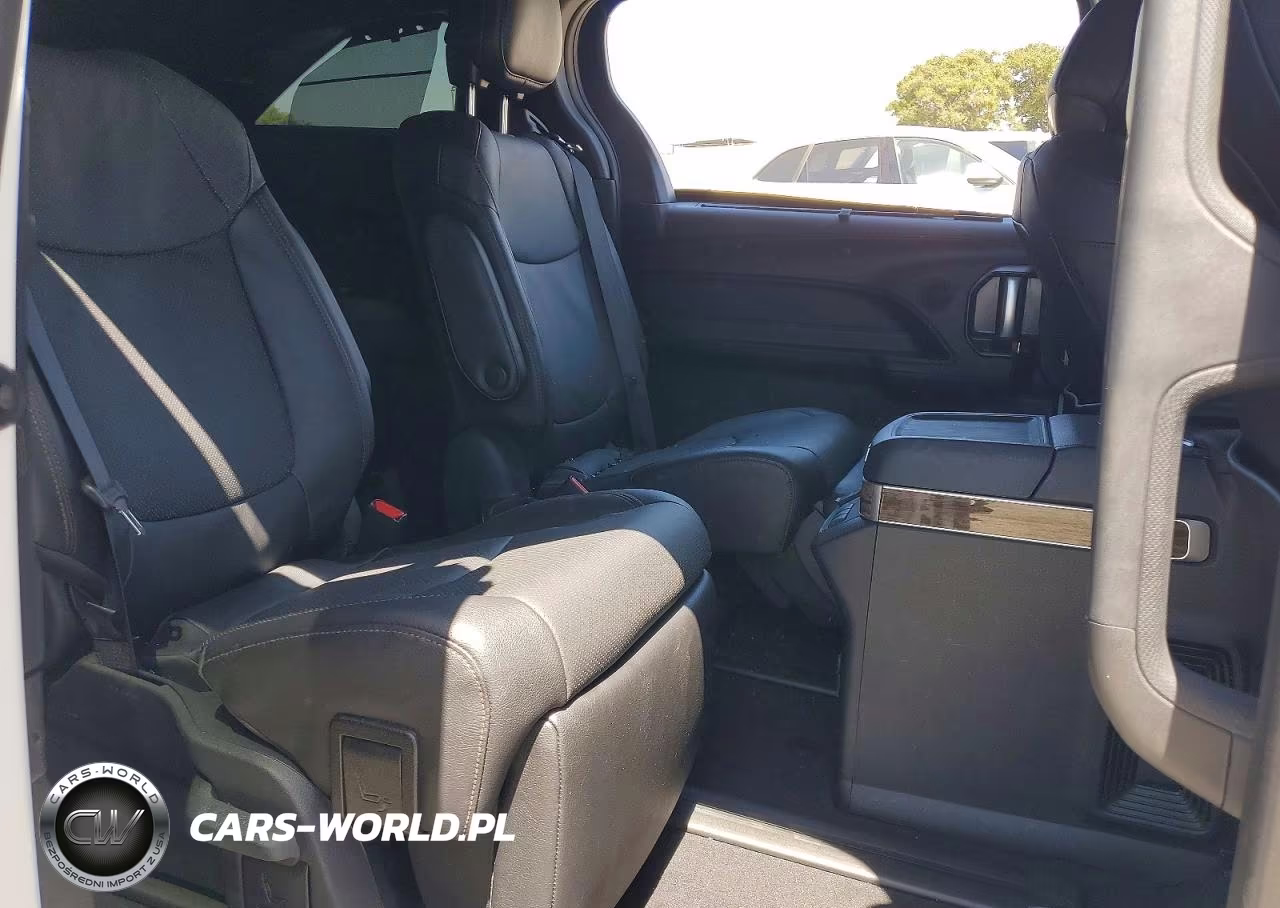 2025 Toyota Sienna Platinum 7-Passenger VIN:5TDESKFC4SS200487 - 11