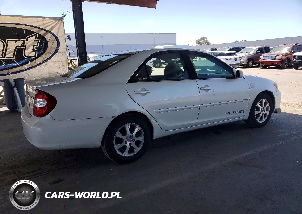 2004 Toyota Camry Le VIN:JTDBE30K240261164 - 3
