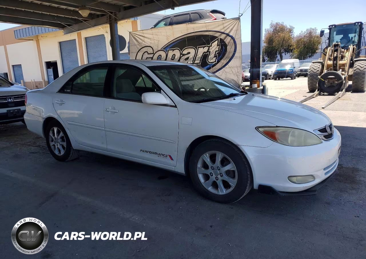 2004 Toyota Camry Le VIN:JTDBE30K240261164 - 4