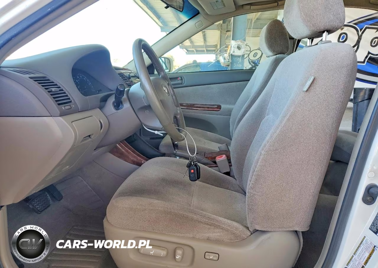 2004 Toyota Camry Le VIN:JTDBE30K240261164 - 7