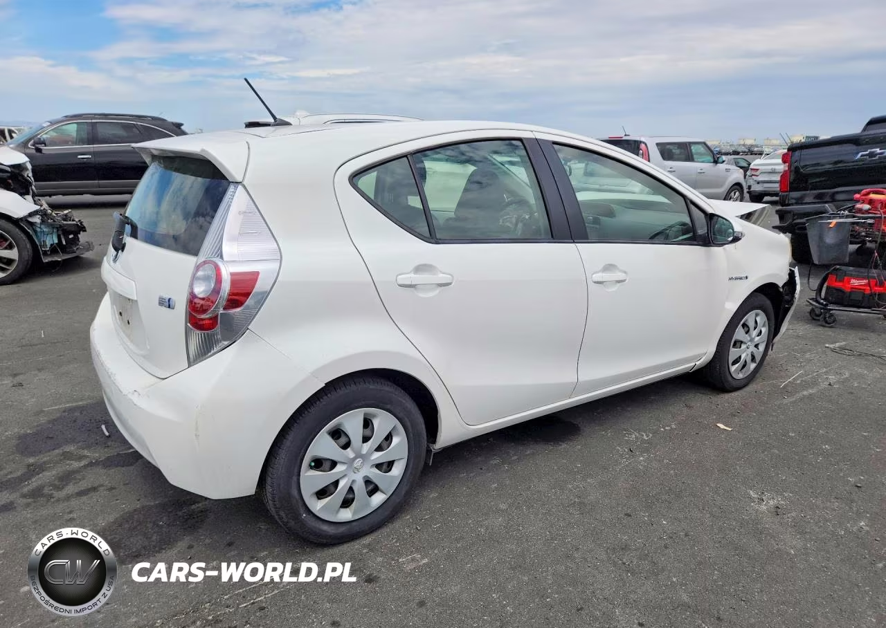 2013 Toyota Prius C Two VIN:JTDKDTB35D1046297 - 3