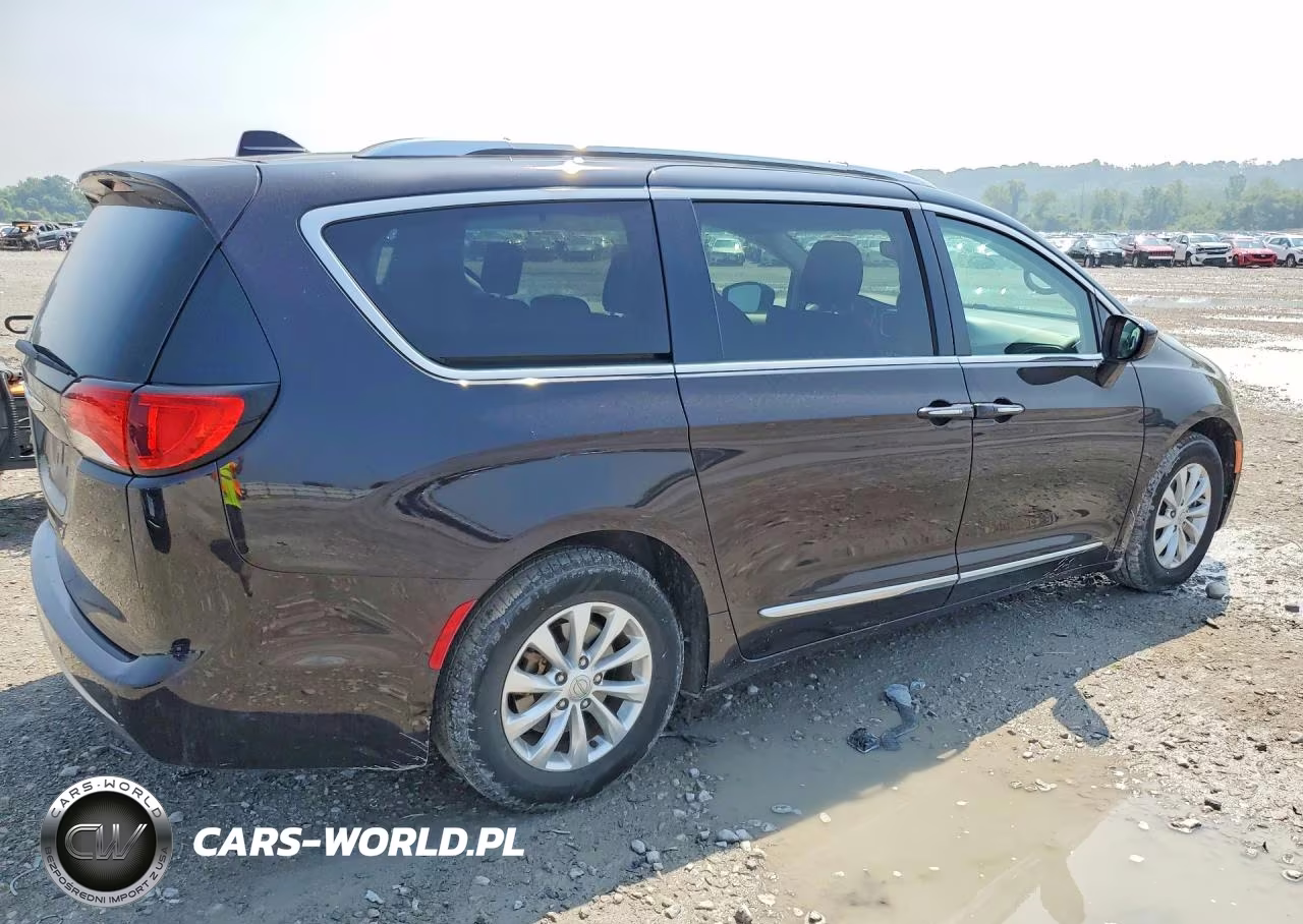 2018 Chrysler Pacifica Touring L VIN:2C4RC1BG4JR269589 - 3