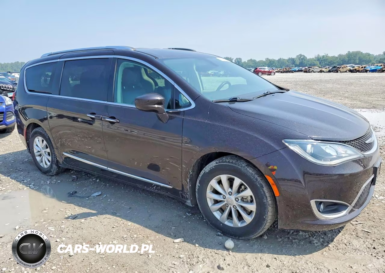 2018 Chrysler Pacifica Touring L VIN:2C4RC1BG4JR269589 - 4