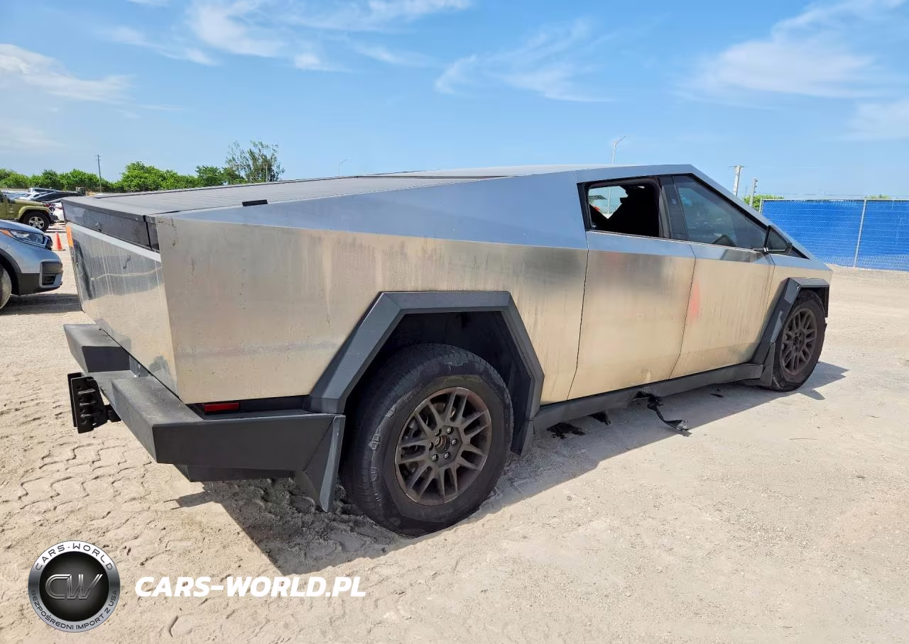 2025 Tesla Cybertruck VIN:7G2CEHED7SA072420 - 3