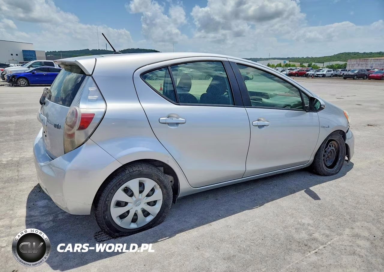 2013 Toyota Prius C Two VIN:JTDKDTB37D1052473 - 3