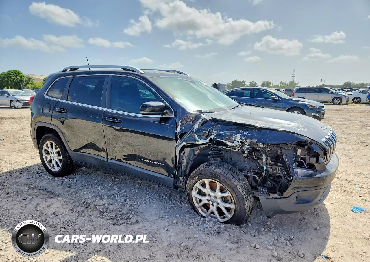 2017 Jeep Cherokee Latitude VIN:1C4PJLCB1HW613523 - 4