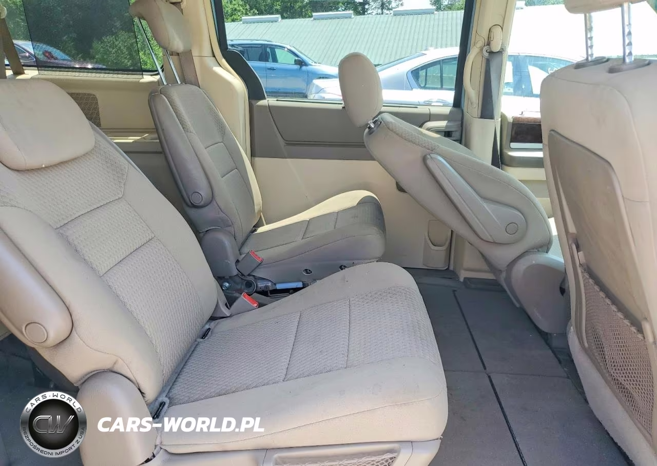 2010 Chrysler Town & Country Touring VIN:2A4RR5D17AR122398 - 11