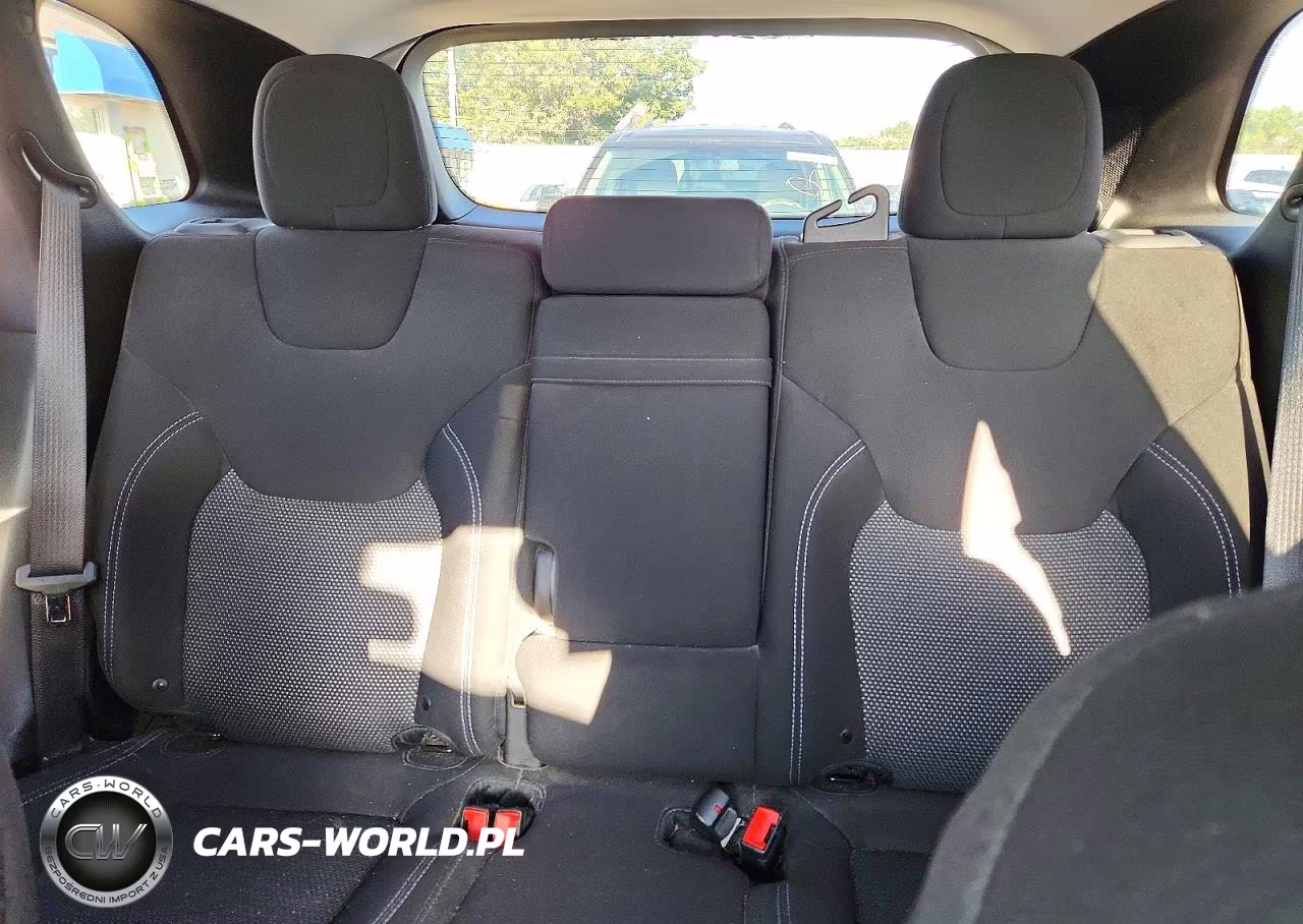 2019 Jeep Cherokee Latitude VIN:1C4PJMCX7KD218668 - 10