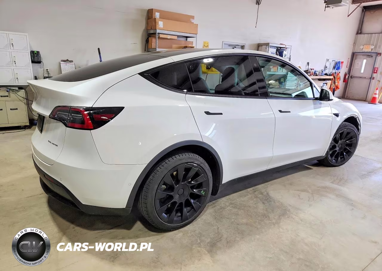 2021 Tesla Model Y VIN:5YJYGAEE2MF136615 - 3
