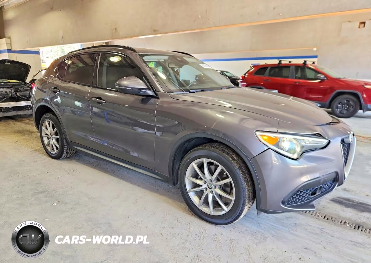 2018 Alfa Romeo Stelvio Sport VIN:ZASFAKPN5J7B68561 - 4