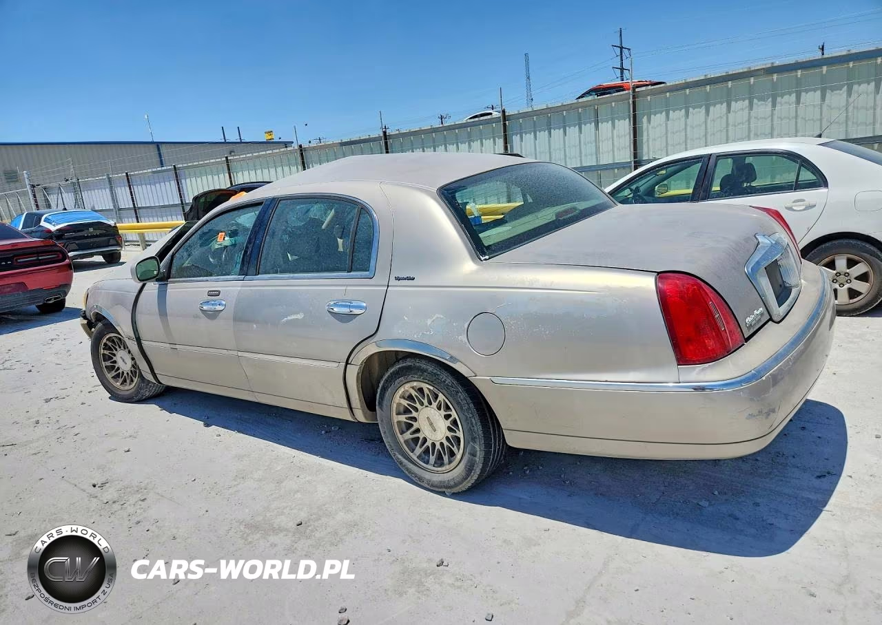 2001 Lincoln Town Car Signature VIN:1LNHM82W61Y739086 - 2