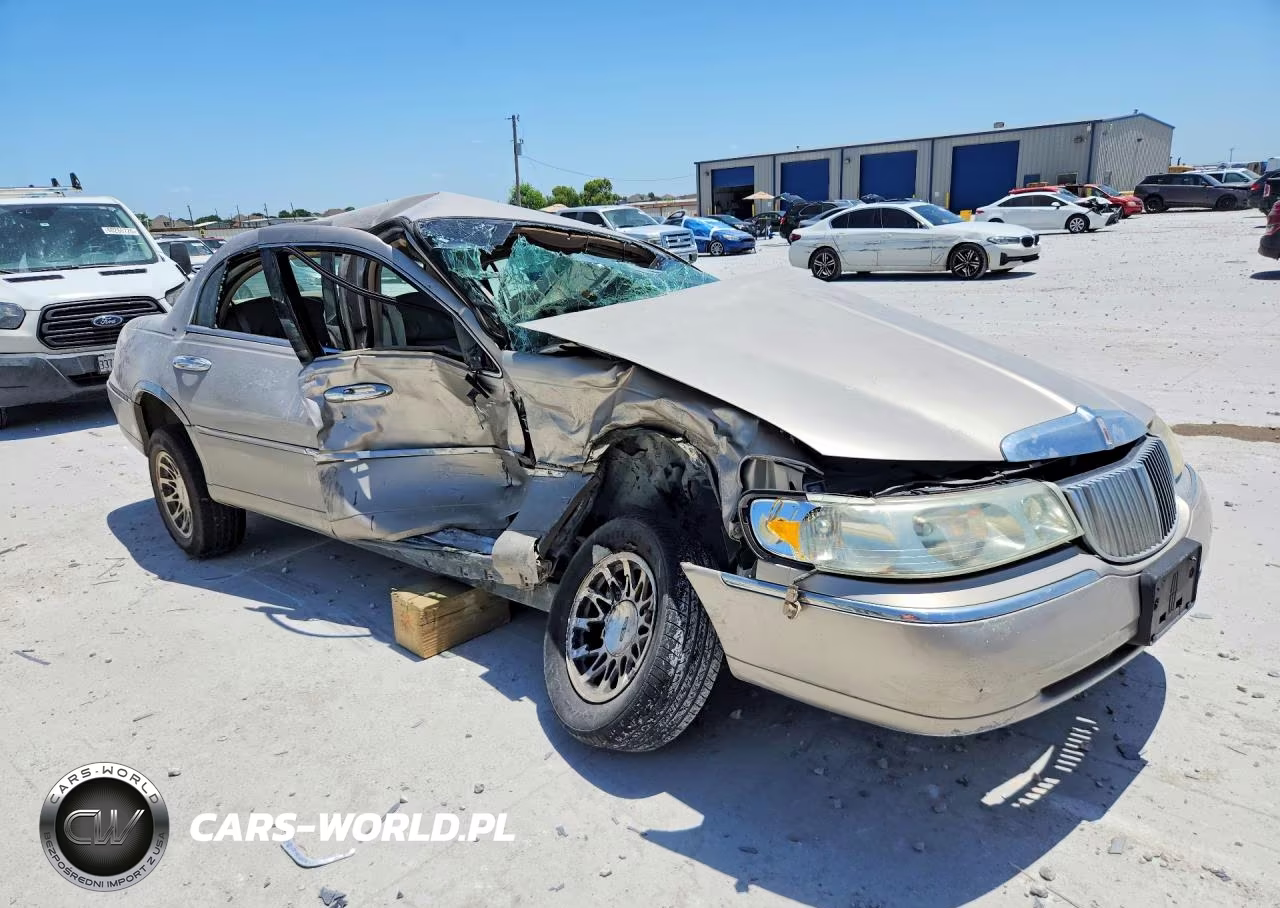 2001 Lincoln Town Car Signature VIN:1LNHM82W61Y739086 - 4